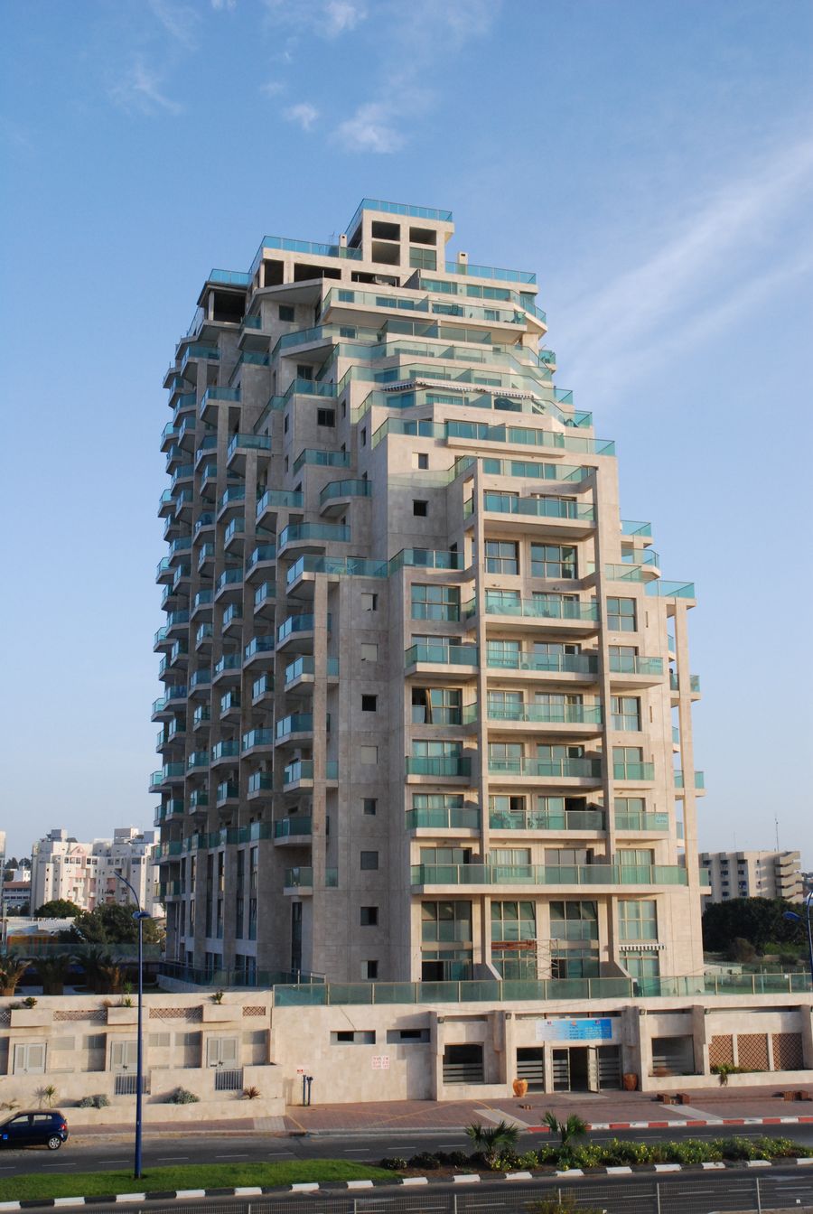 מגדל רויאל מרינה ברחוב יפה נוף 24